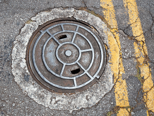 ¿Por qué las arquetas no están a ras de la calle?